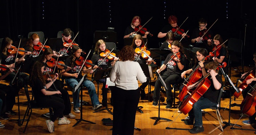 Pekin 108 Strings performing on stage